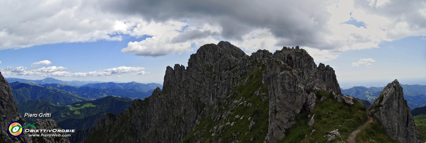 34 Torrioni, guglie, pinnacoli a precipizio sulla Val del Riso.jpg
